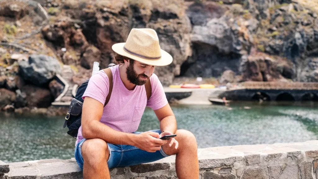 Tourists Stay Online