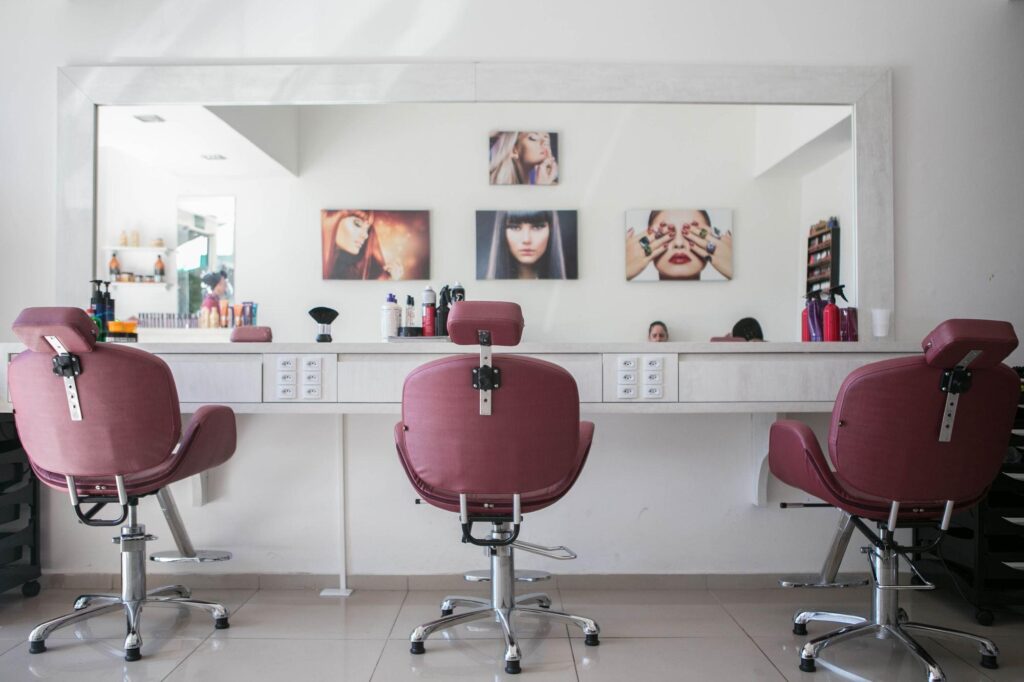 Why a Full Service Beauty Salon Is the Best Choice for Total Makeovers