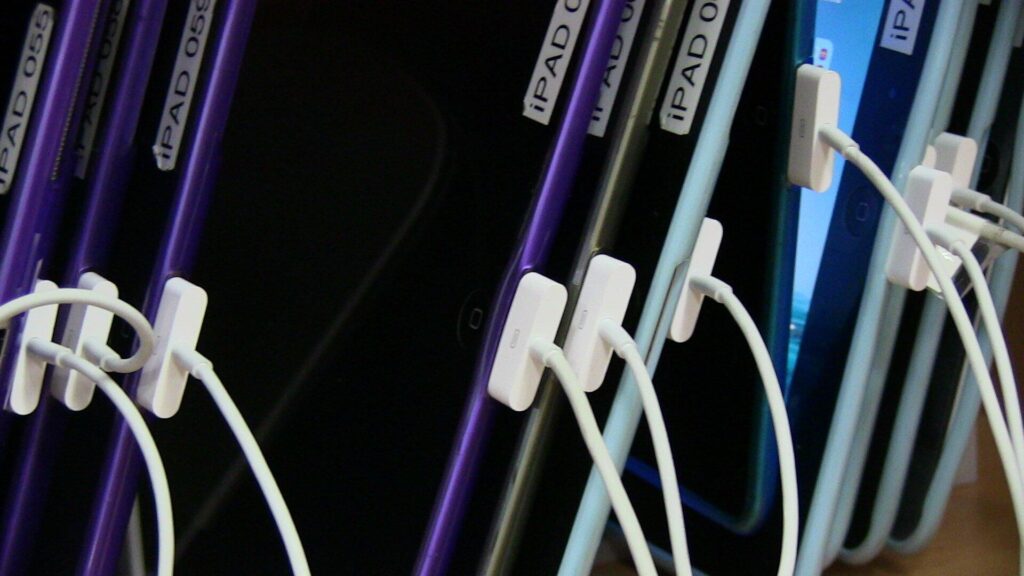 4 Ways Smart Charging Cabinets Enhance Efficiency in Workplaces
