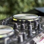 How to Pick the Right Wedding DJ for an Unforgettable Night