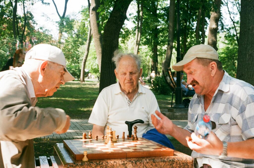Best Holiday Activities to Keep Seniors Happy and Socialized