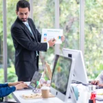 How Business Management Courses Help Professionals Transition into Leadership Roles